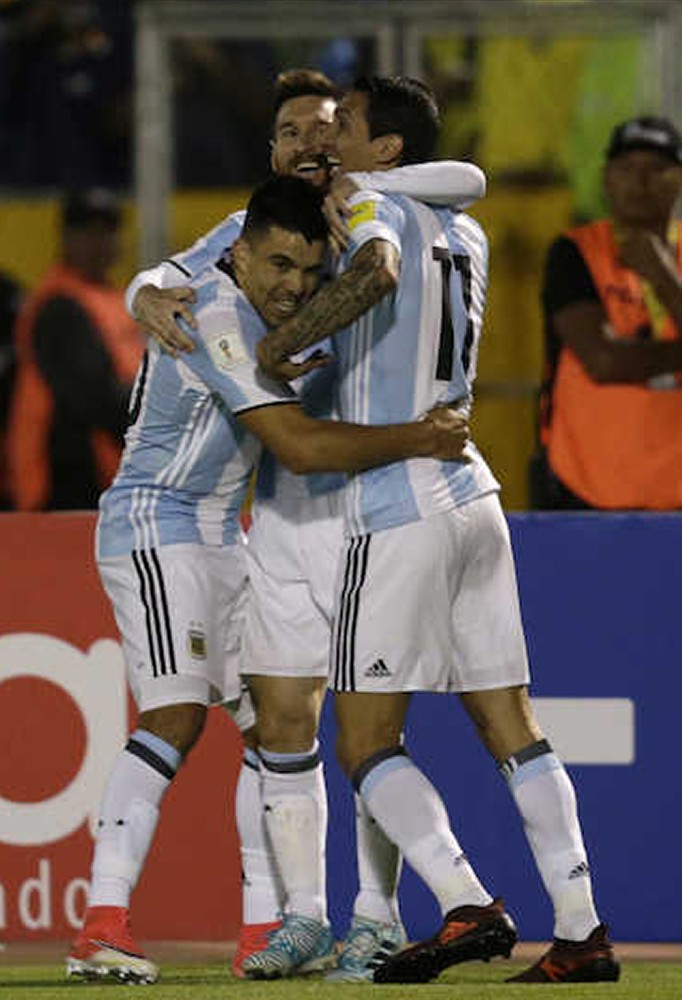 ＜アルゼンチン・エクアドル＞前半１８分、決勝ゴールを決めディマリア（右）らイレブンに祝福されるメッシ（左上）