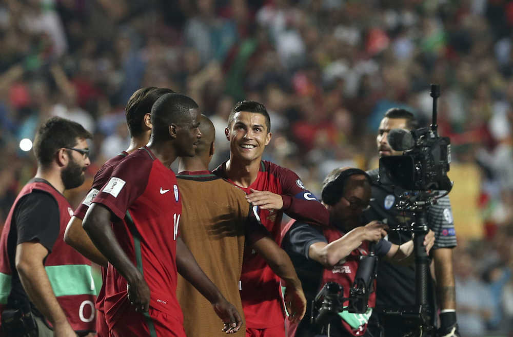 ＜ポルトガル・スイス＞Ｗ杯出場を決め、イレブンと抱き合うＣ・ロナウド（中央）