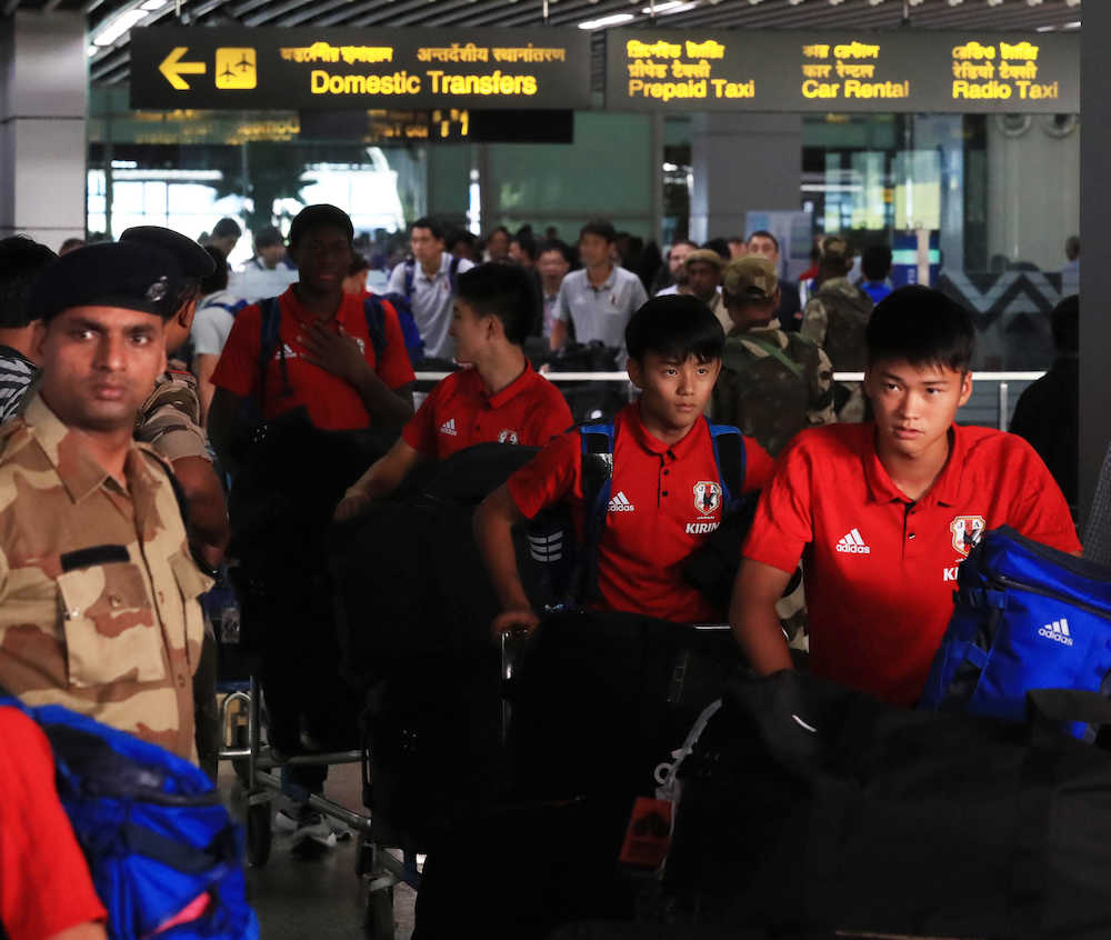 インドのコルカタに到着し、空港を出る久保（右から２人目）らＵ―１７日本代表イレブン