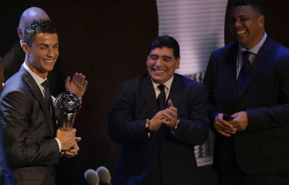 ＦＩＦＡ年間表彰式で男子最優秀選手に選出されたＣ・ロナウド（左）を祝福するマラドーナ氏（中央）と元ブラジル代表のロナウド氏（ＡＰ）