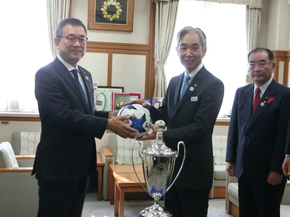 飯島寛副知事（右）に試合球を贈呈した村井チェアマン