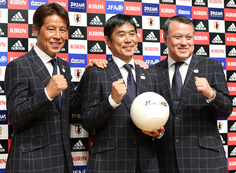 就任会見を終えた森保監督は、日本サッカー協会・田嶋会長と西野技術員長（左）とポーズを取る