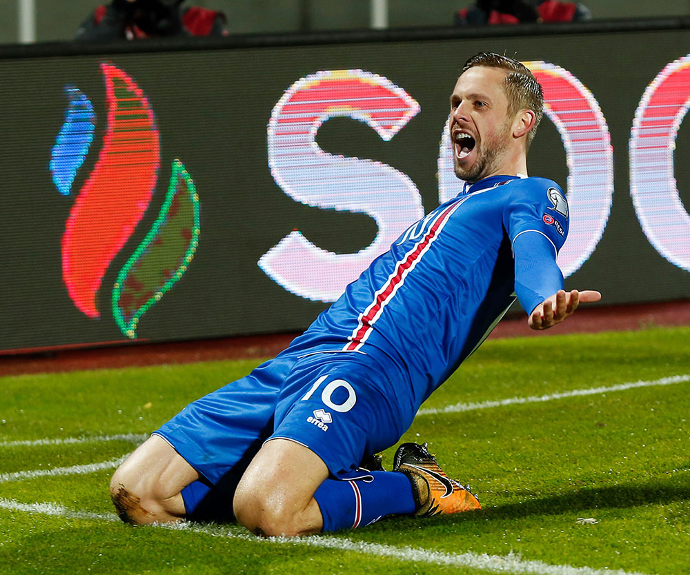 １０月のＷ杯欧州予選でコソボを下し、Ｗ杯初出場を決めたアイスランド。前半４０分、先制ゴールを決めたシグルドソン　（ＡＰ）