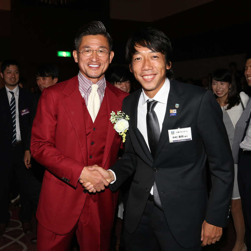 決勝前夜祭で横浜ＦＣ・三浦知良（左）と握手する川崎Ｆ・中村憲剛