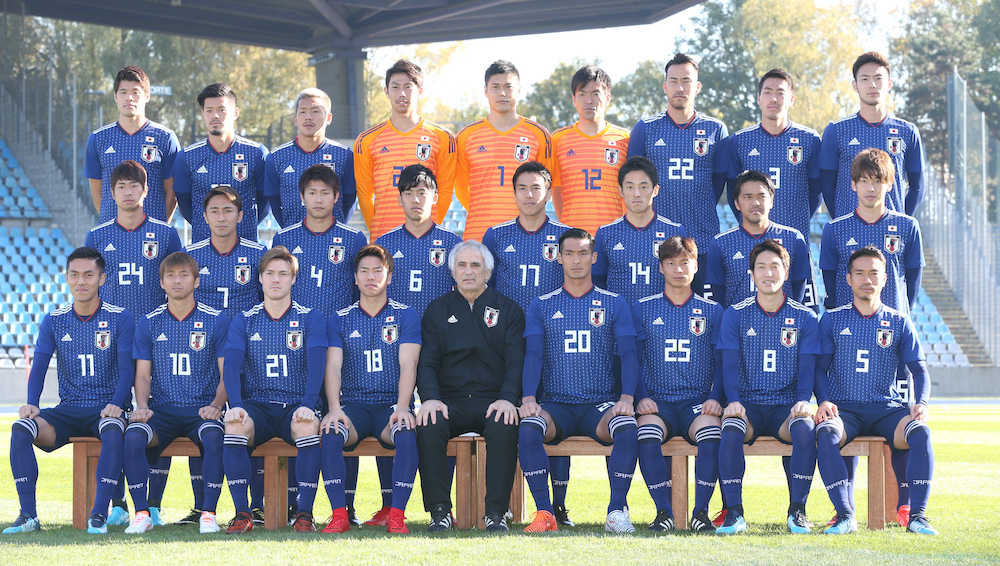 新ユニホームを着て写真に納まる杉本（後列右端）ら日本代表イレブン。乾（前列左から２人目）が１０番に