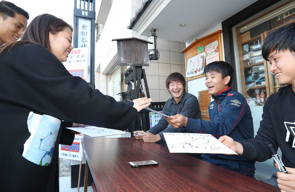 笑顔でファンにサインするＦＣ東京の久保（右から２人目）　　　　　　　　　　　　　　　　　　　　　