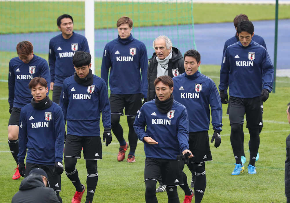 ベルギー戦に向けて練習する日本代表の選手たちを見守るハリルホジッチ監督（中央）