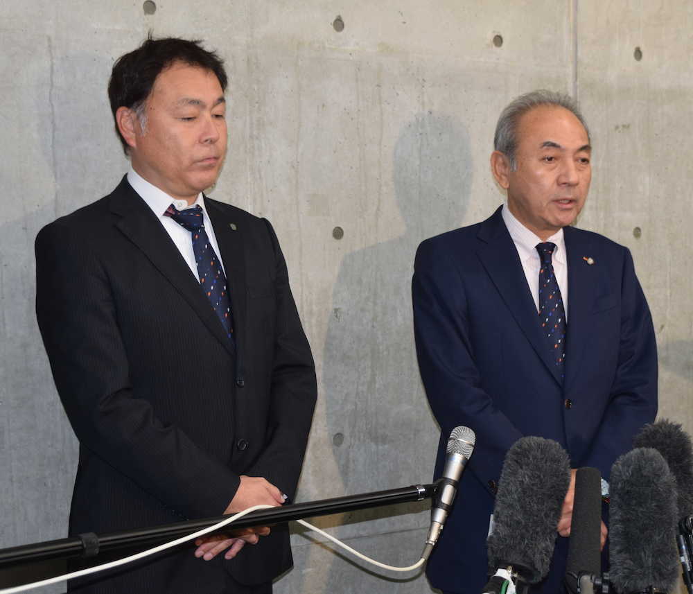 沈痛な面持ちで、報道陣の取材に答える中野社長（右）。左は神田強化部長