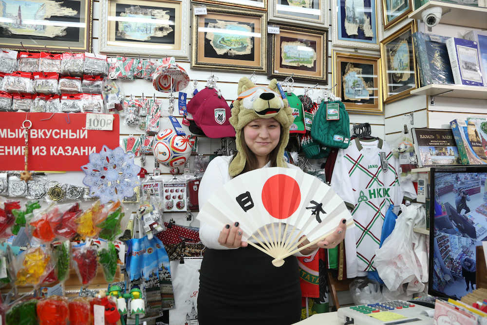 お土産もの屋さんの店員のアデリャ・ガリポヴァさん（１９歳）はロシアＷ杯後衛気マスコット「ザビワカ」の帽子をかぶって笑顔
