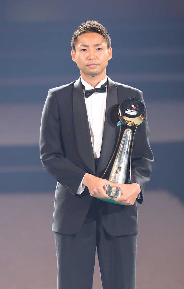 最優秀選手賞トロフィーを手にする川崎Ｆ・小林