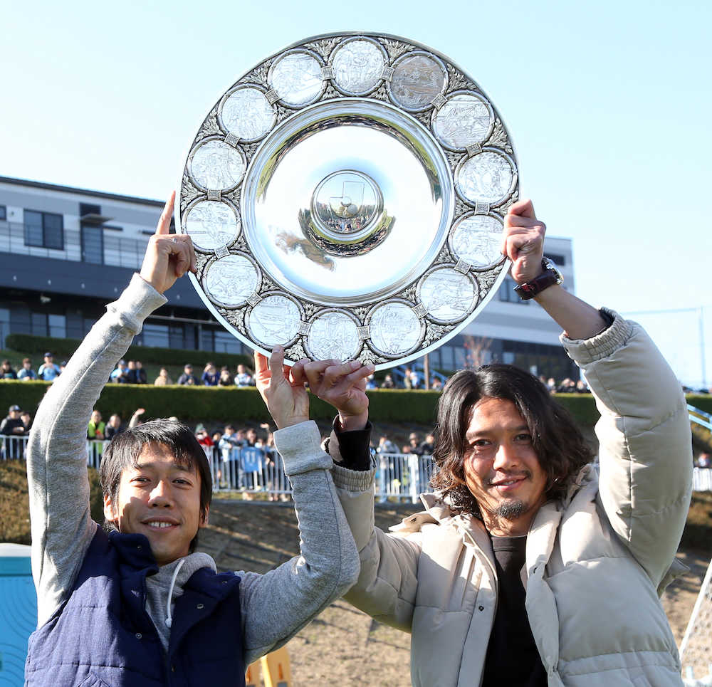 リーグ優勝から一夜明けた３日、中村（左）と優勝シャーレを高々と持ち上げる井川