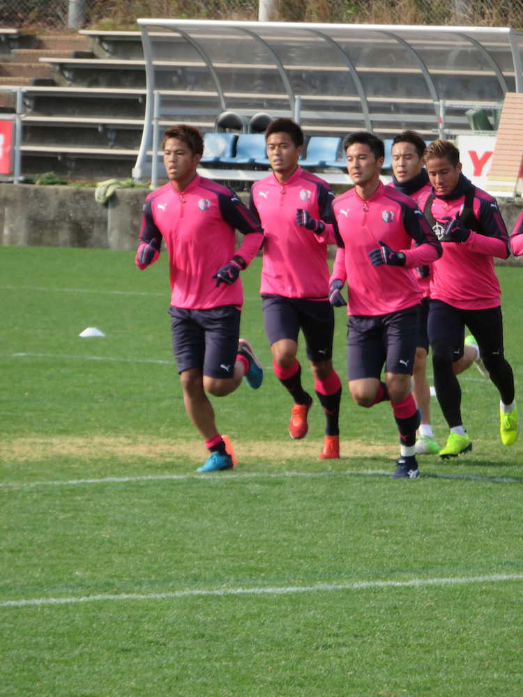 練習で走り込む沢上（左端）らＣ大阪の選手たち