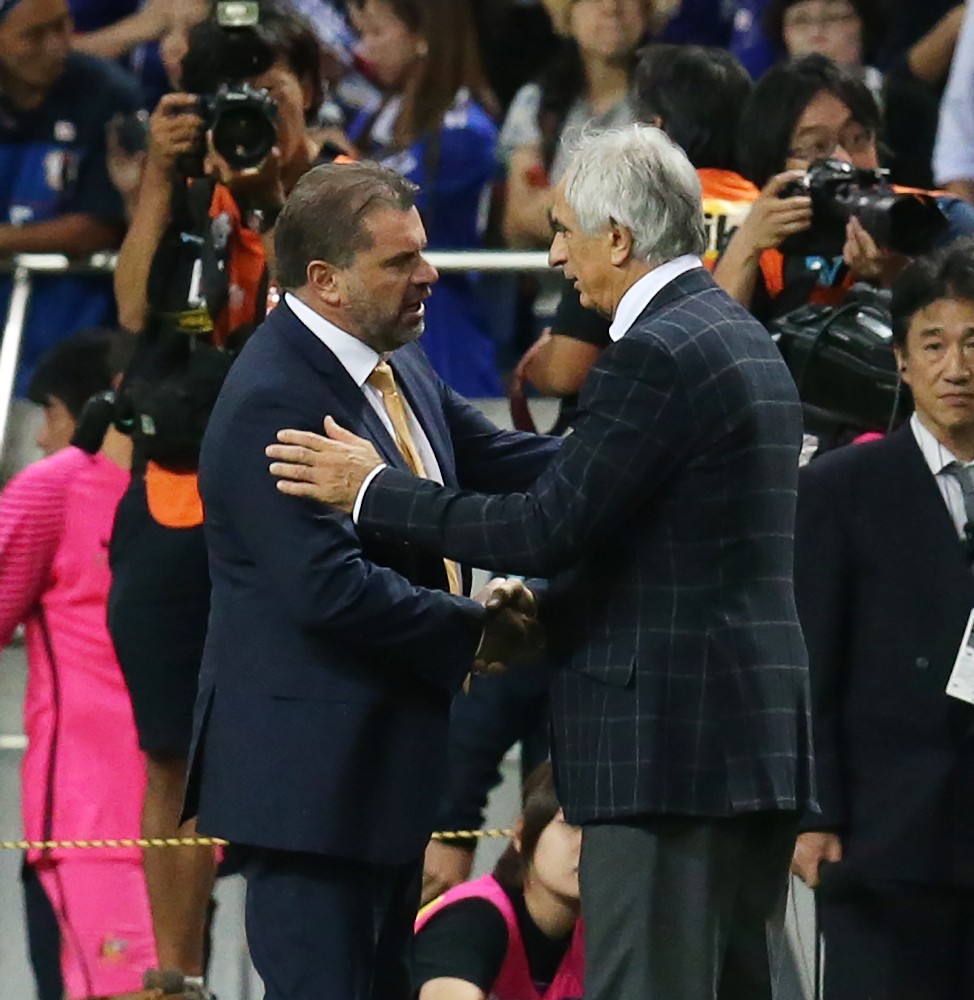 ＜ロシアＷ杯アジア最終予選　日本・オーストラリア＞オーストラリア・ポステコグルー監督と握手するハリルホジッチ監督