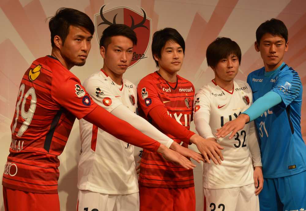 鹿島の新ユニホームに袖を通した新加入選手。（左から）ＤＦ犬飼、ＦＷ山口、ＤＦ内田、ＤＦ安西、ＧＫ沖
