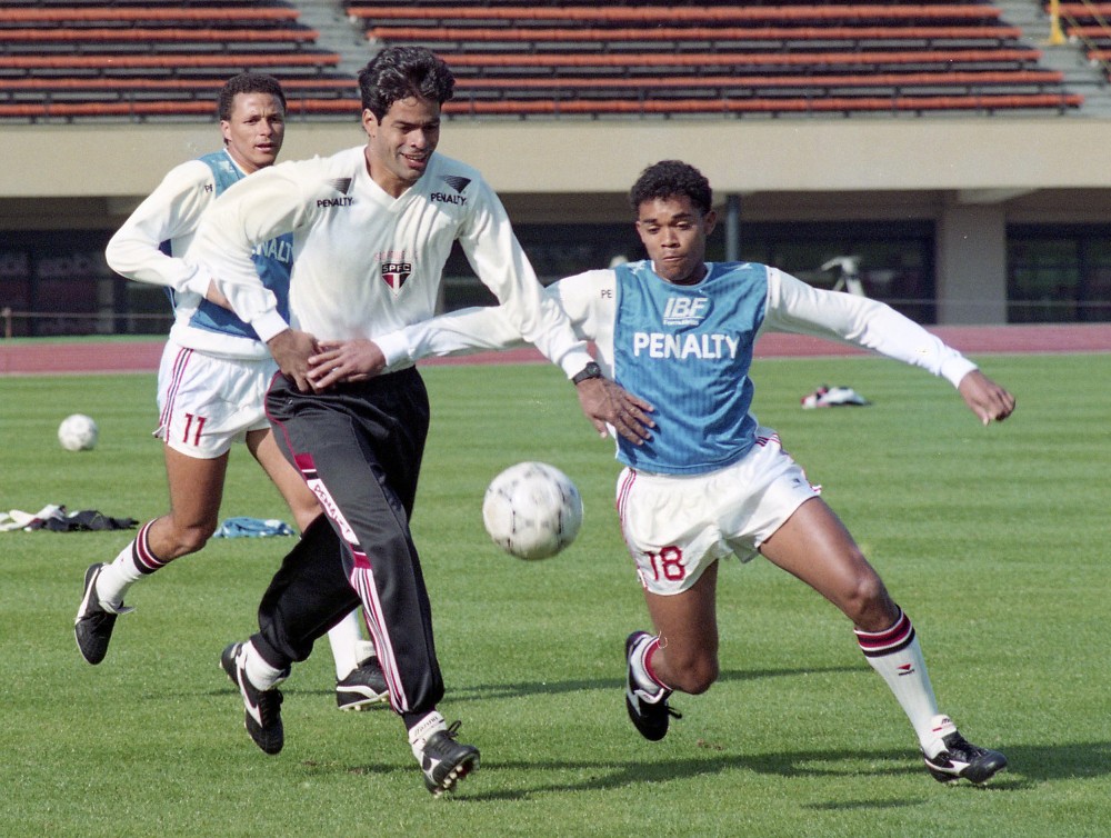 1992年トヨタカップ（対バルセロナ）に向けて、練習するサンパウロ所属時のライー（左）