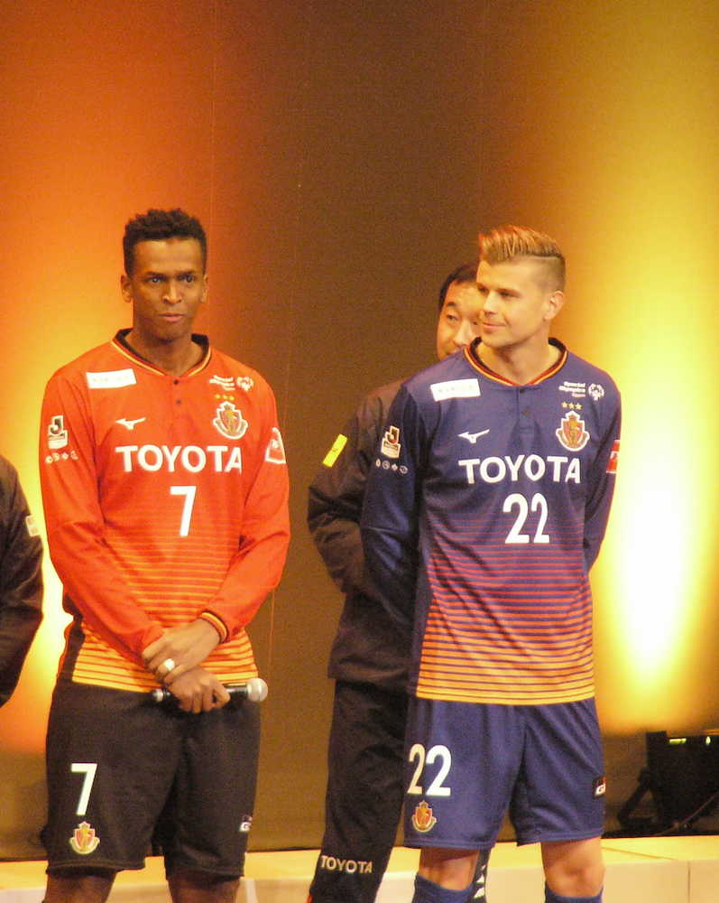 名古屋の新体制発表会にサプライズ登場したオーストラリア代表ＧＫランゲラック（右）と元ブラジル代表ＦＷジョー