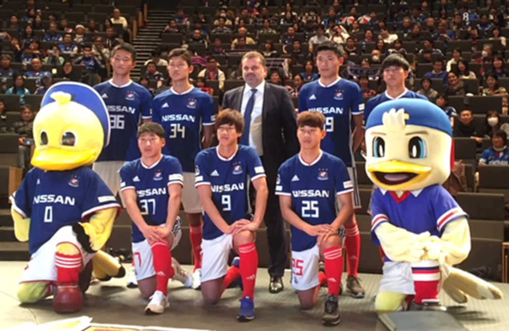 横浜の新体制発表会見に出席した元日本代表ＦＷ大津（前列中央）。後列中央はポステコグルー新監督