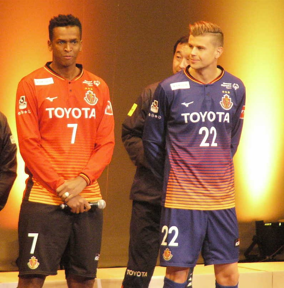 名古屋の新体制発表会にサプライズ登場したオーストラリア代表ＧＫランゲラック（右）と元ブラジル代表ＦＷジョー