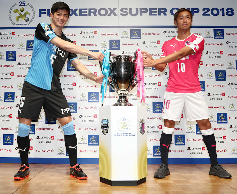 富士ゼロックススーパーカップ会見で、優勝カップを引っ張ろうとする川崎Ｆ・谷口（左）とＣ大阪・清武　　　　　　　