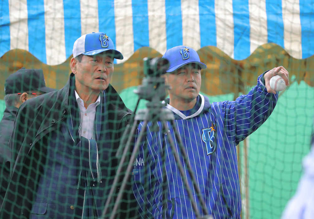 ブルペンで投球を見る中畑氏（左）と篠原コーチ