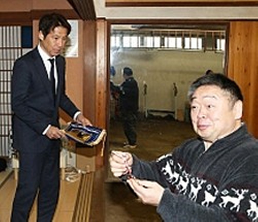 千賀ノ浦親方（右）に記念のペナントを贈るＪＦＡの西野技術委員長
