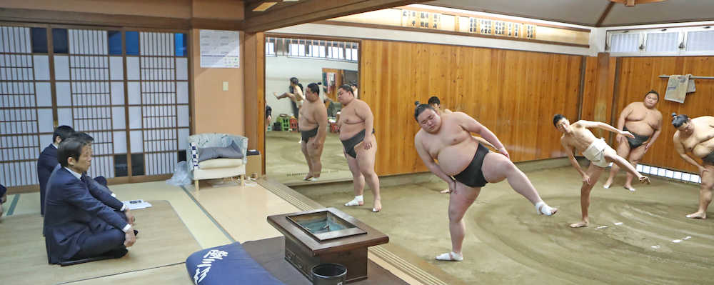 千賀ノ浦部屋での相撲部屋実習を視察するＪＦＡの西野技術委員長（左端）
