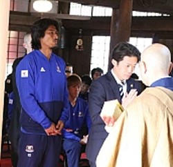 必勝祈願に参加した横浜ＤＦの中沢主将（左）と古川社長