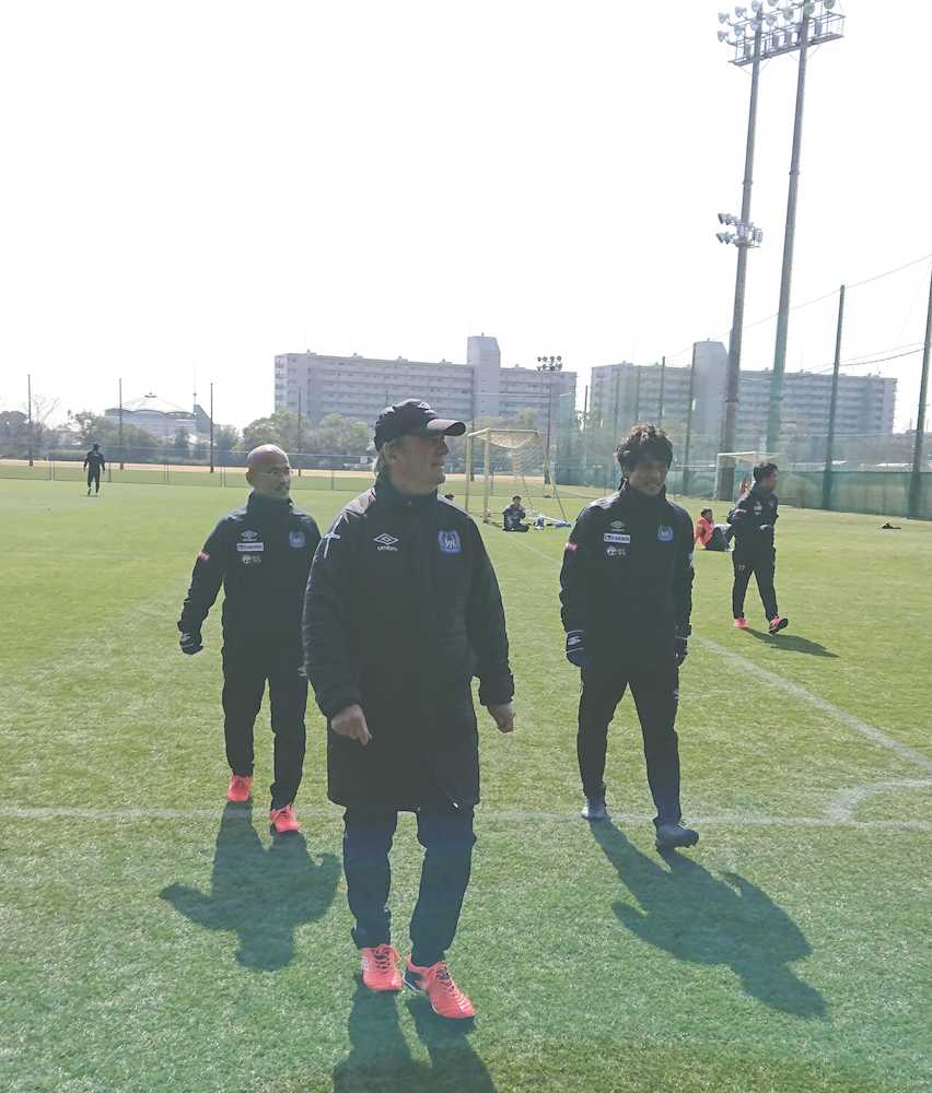 練習を終え、宮本恒靖コーチ（右）とともにクラブハウスに戻るＧ大阪のクルピ監督（手前）