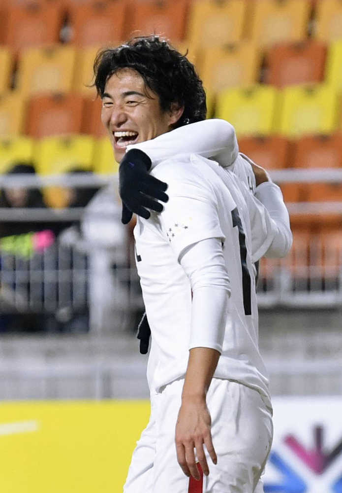 後半、２点目のゴールを決め笑顔の鹿島のＭＦ金崎