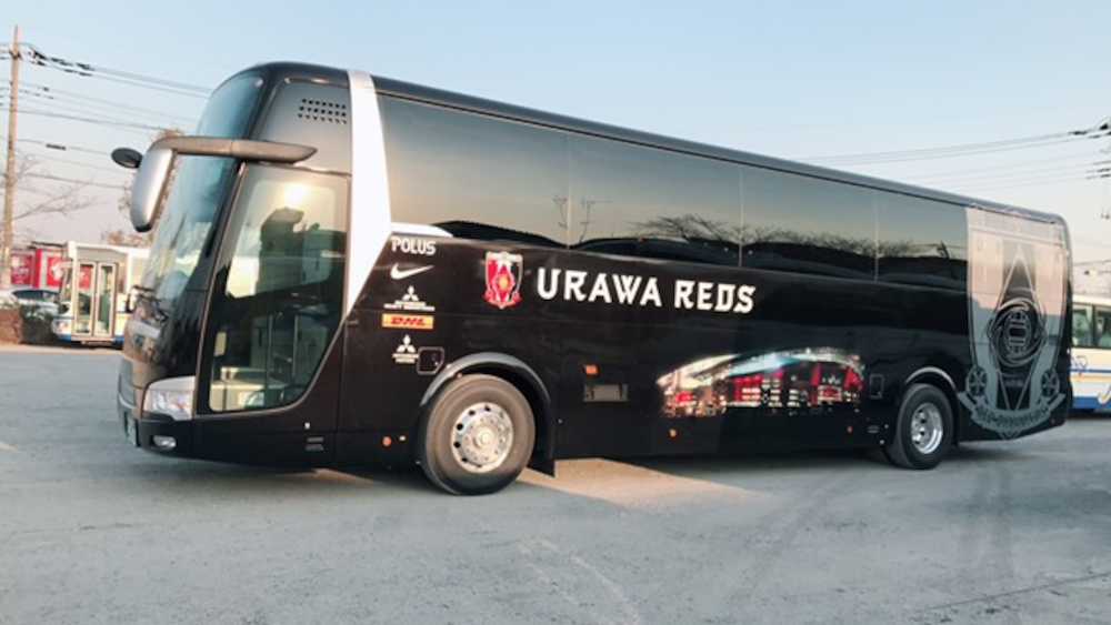 今季から使用する浦和の３代目新チームバス　　　　
