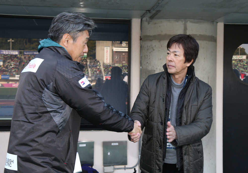 ＜湘南・長崎＞試合前、長崎・高木監督（左）と激励の握手をかわす高田社長