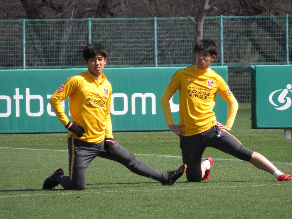 ルヴァン杯でプロデビューが確実な浦和ＭＦ荻原（右）、左は遠藤