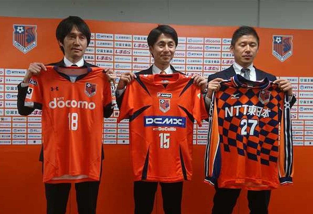 現役時代のユニホームを持つ役員。左から橋本氏、斉藤氏、横山氏