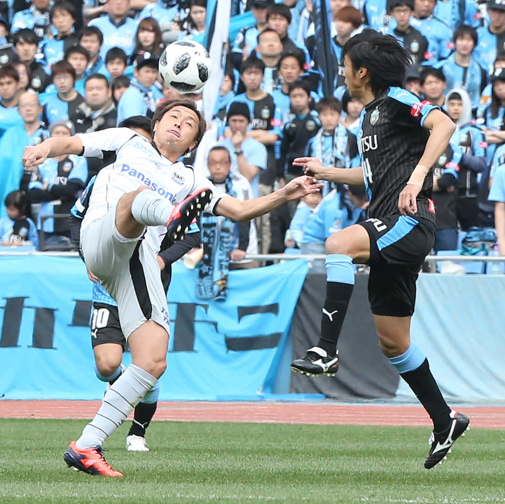 前半、浮き球を競り合うＧ大阪・遠藤（左）