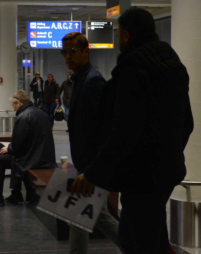 フランクフルト空港で「ＪＦＡ」と書かれた紙を持つドライバーと落ち合う日本代表ＦＷ本田