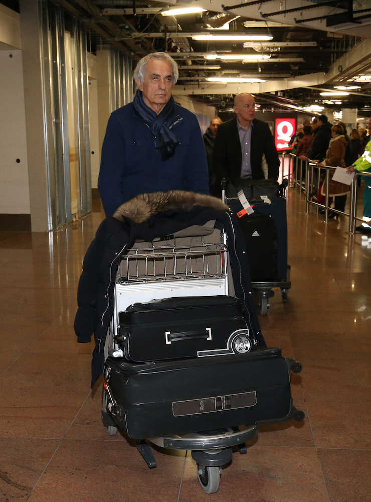 ベルギーのブリュッセル空港に到着したハリルホジッチ監督