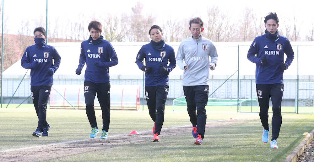 早川コンディショニングコーチ（右から２人目）と調整する（左から）大島、車屋、小林、ひとりおいて、杉本