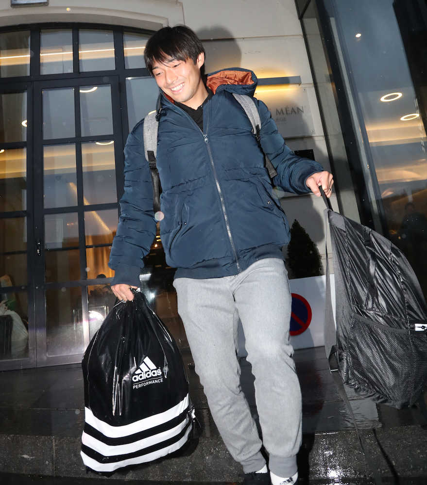 日本代表選手の宿舎を後にする中島