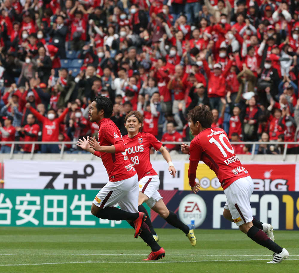 ＜浦和・仙台＞前半、ゴールを決め喜ぶ浦和・興梠（左）