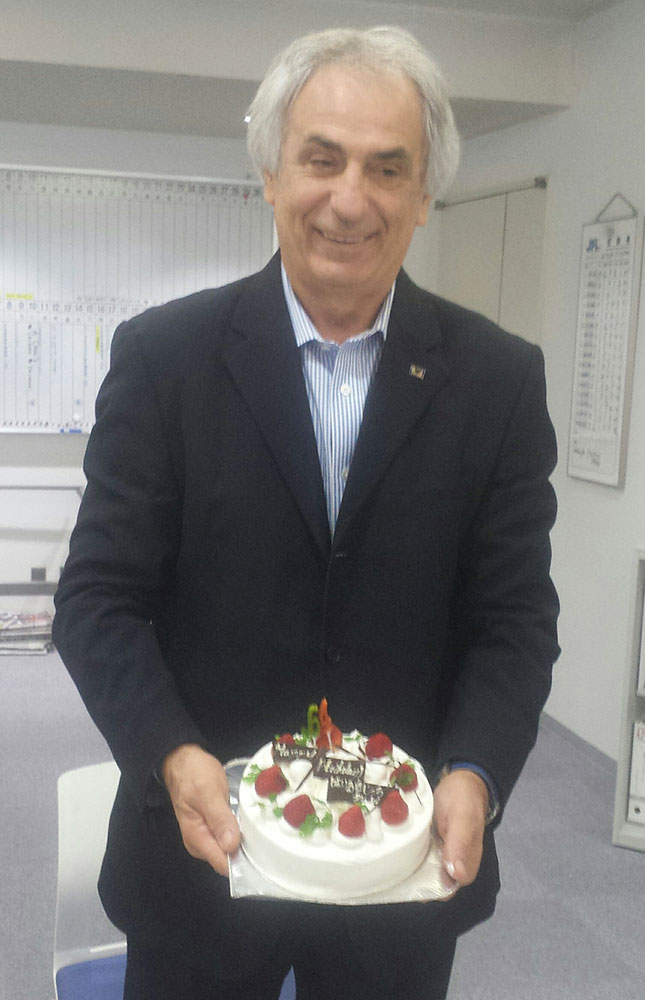 ２０１６年５月１６日、報道陣から１日遅れでバースデーケーキを贈られ、笑顔のハリルホジッチ監督