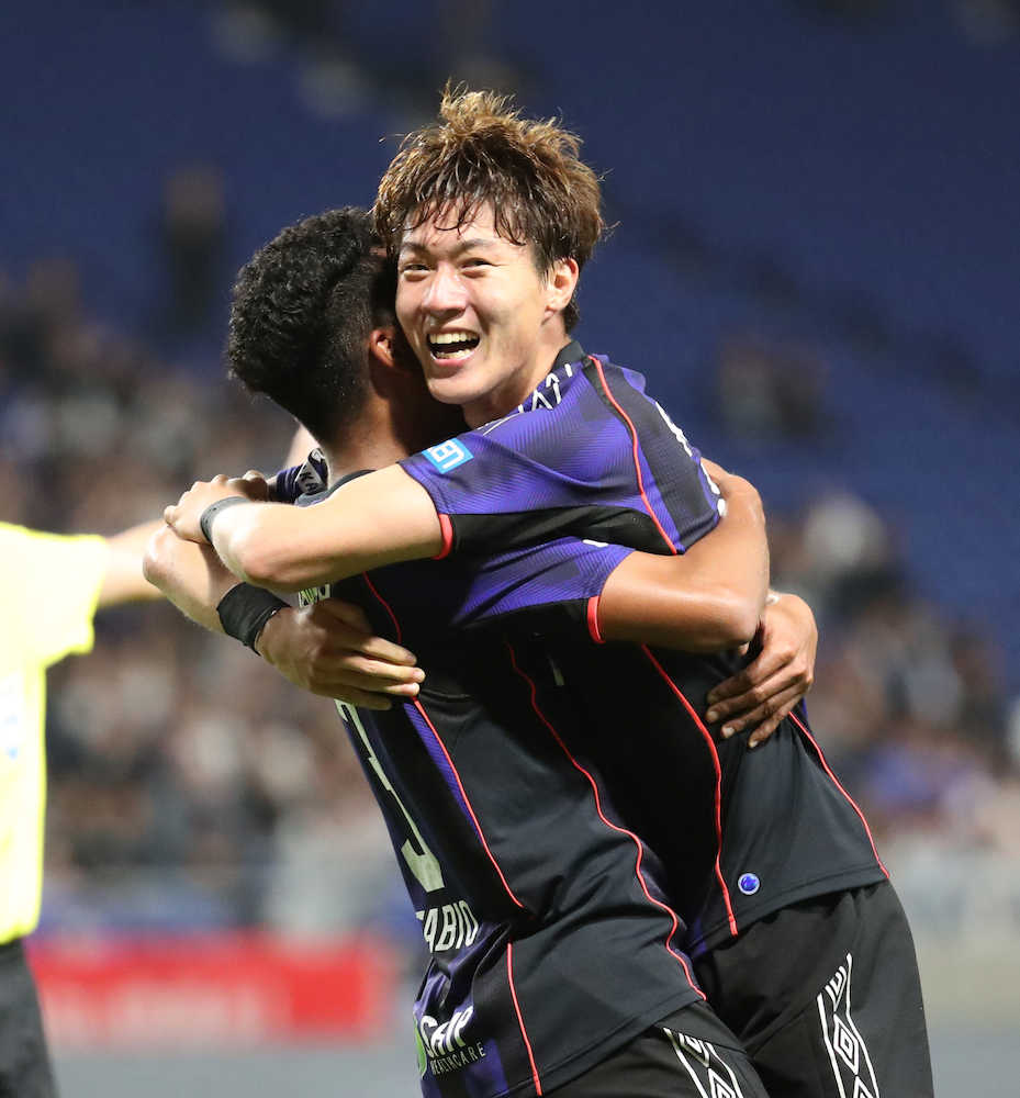 ＜Ｇ大阪・磐田＞後半４１分、ゴールを決めファビオ（左）と抱き合うＧ大阪・ファン・ウィジョ