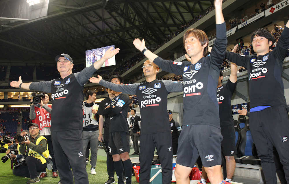 ＜Ｇ大阪・Ｃ大阪＞サポーター、スタッフとともに勝利を喜ぶクルピ監督（左）