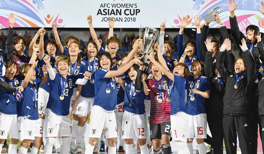アジア杯連覇、セレモニーで喜ぶ女子日本代表・高倉監督（右端）ら日本イレブン