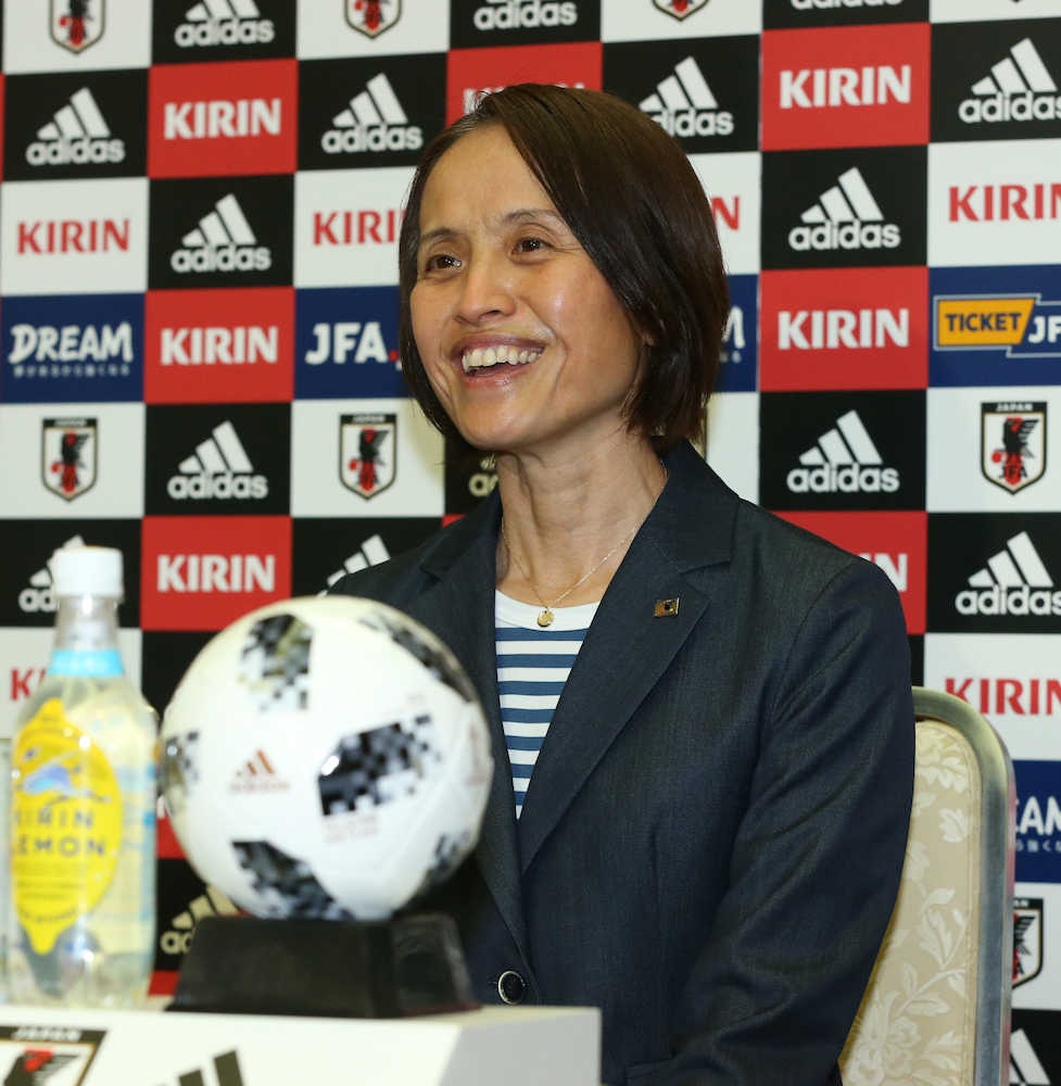 アジアカップを制し凱旋したなでしこジャパン・高倉監督は会見で笑顔を見せる