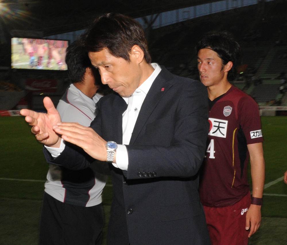 １２年５月２６日、鹿島戦で神戸の初采配を取った西野監督（左）と途中出場した森岡
