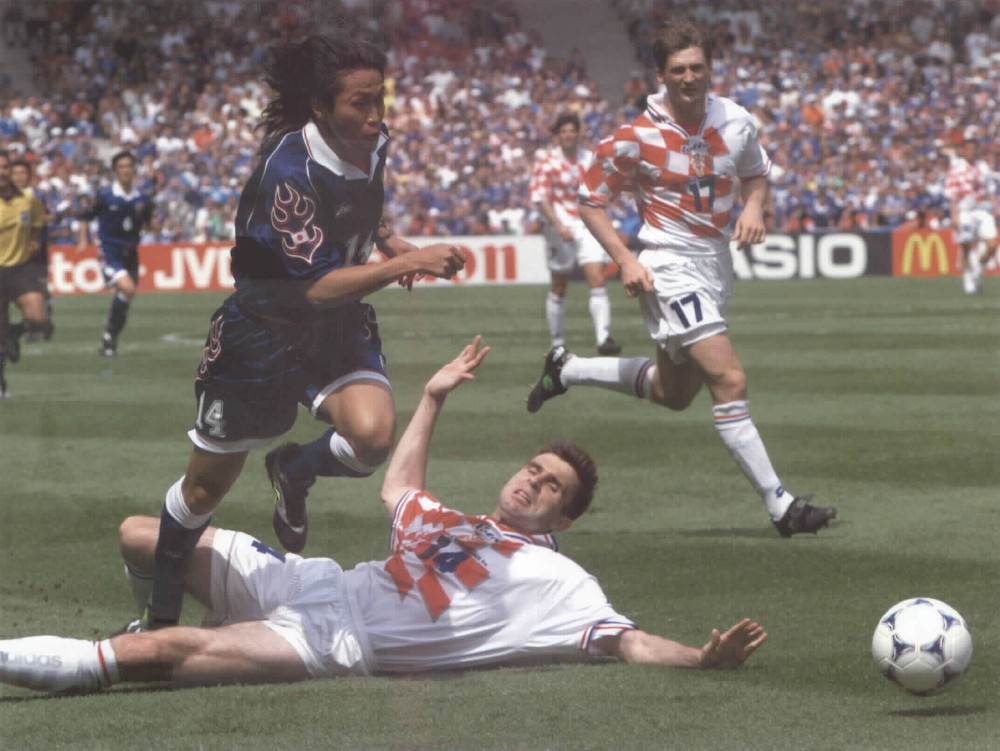 ９８年６月２０日、Ｗ杯フランス大会のクロアチア戦で途中出場した日本代表・岡野（左手前）