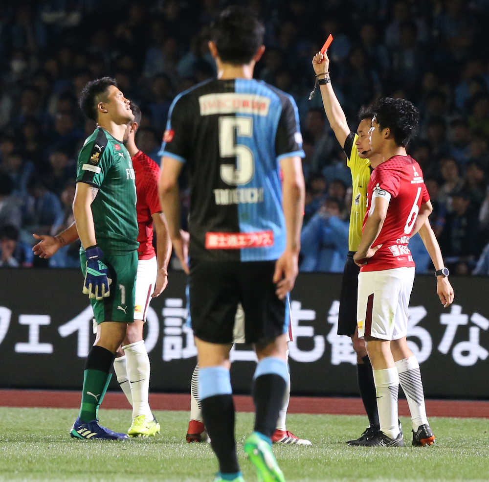 後半、川崎ＦのＧＫチョン・ソンリョン（左）は浦和・ナバウトに対するプレーでレッドカードを受ける