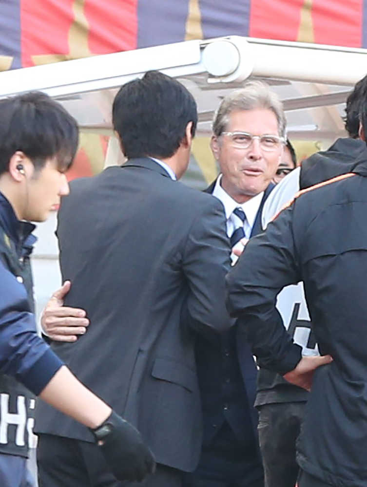 ＜鹿島・浦和＞試合前、浦和・オリヴェイラ監督は鹿島・大岩監督（左から２人目）と抱き合う