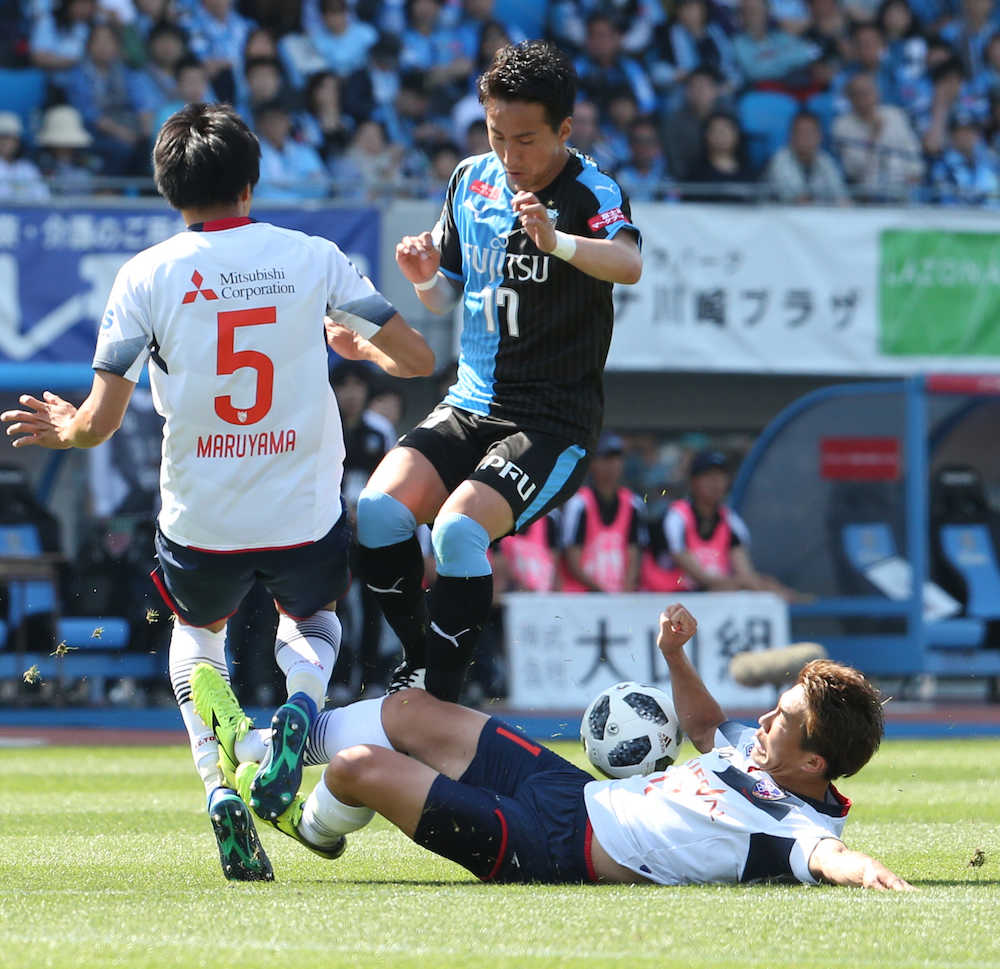 前半、ＦＣ東京・永井（右）は川崎・武岡からタックルでボールを奪う