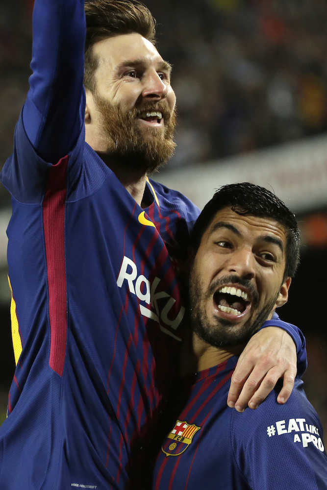 後半７分、ゴールを決めスアレス（右）に抱きついて喜ぶバルセロナのメッシ（ＡＰ）